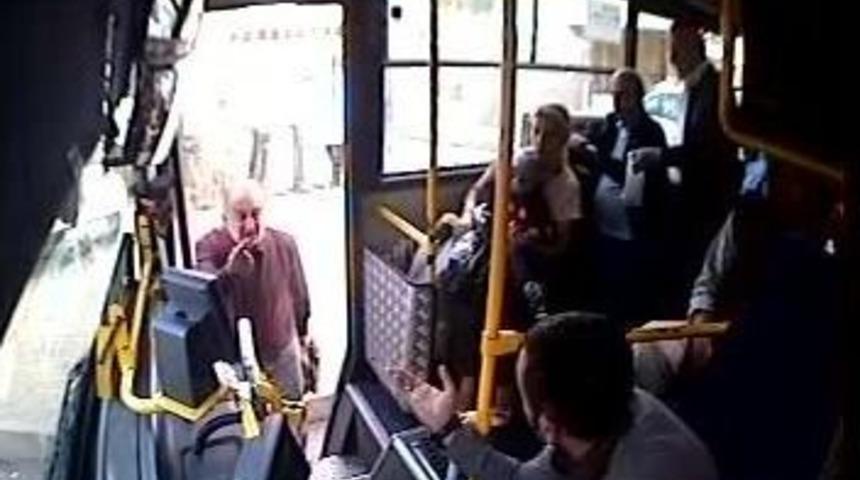 Halk Otob&uuml;s&uuml; S&uuml;r&uuml;c&uuml;s&uuml;n&uuml;n Bı&ccedil;aklanma Anı Kamerada