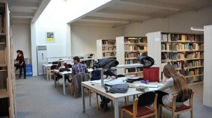 Durmuş G&uuml;nay K&uuml;t&uuml;phanesi&rsquo;ne Elli Bin Yeni Kitap