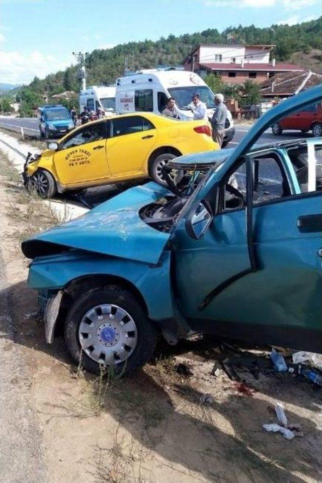 Ticari Taksi İle Otomobil Çarpıştı: 1 Ölü, 2 Yaralı