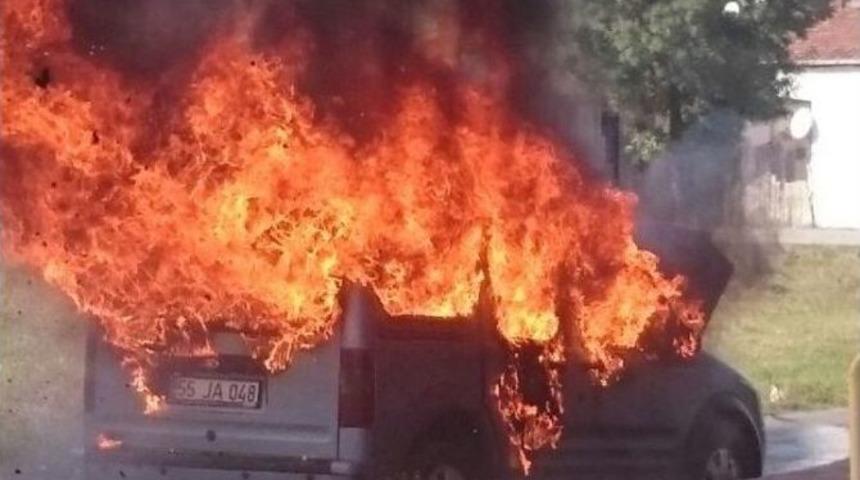 Hareket Halindeki Kamyonet Alev Alev Yandı