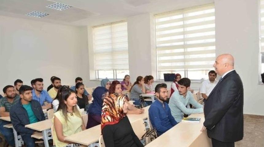 Rekt&ouml;r G&ouml;n&uuml;ll&uuml; M&uuml;hendislik Fak&uuml;ltesinde İlk Dersi Verdi