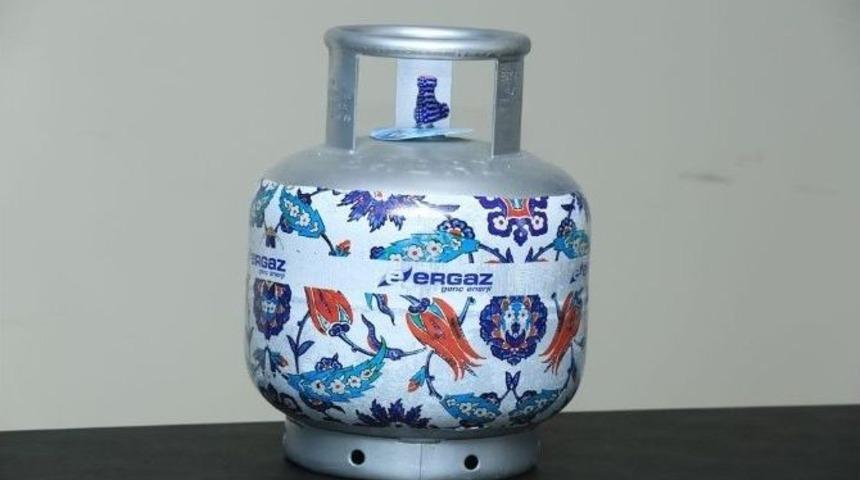 Bu T&uuml;pgazlar Yeni Kost&uuml;mleriyle &Ccedil;ok Havalı