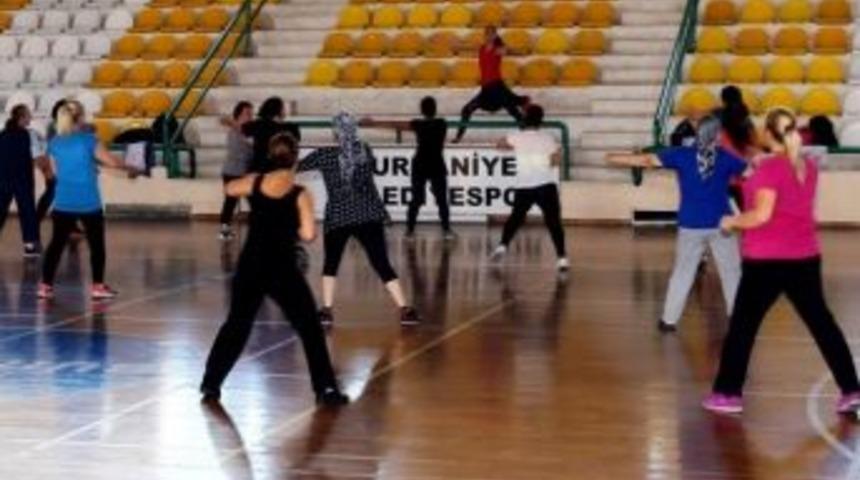 Burhaniye&rsquo;de Hanımlar Uzman Eşliğinde Spor Yapıyor