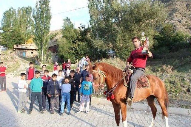 Mahalleli Şampiyon At Ve Sahibini Davul Zurna İle Karşıladı