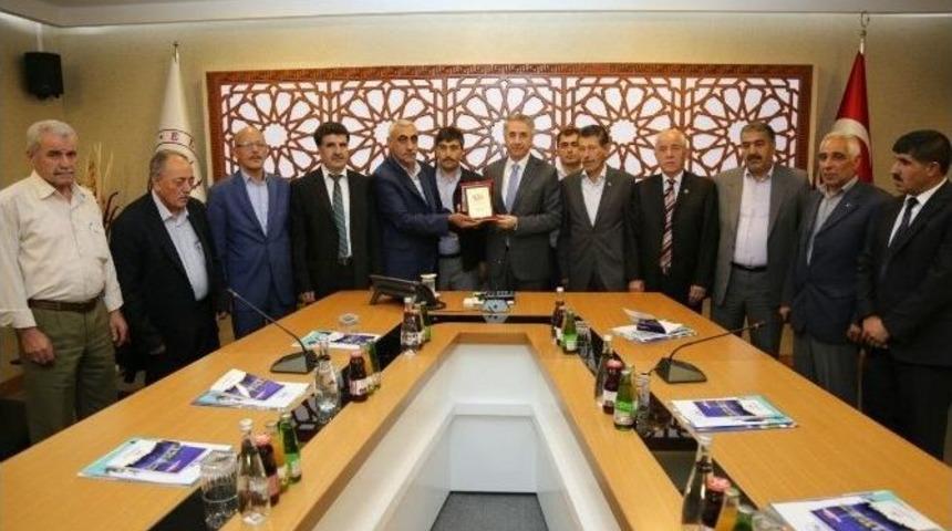 Muhtarlardan, Başkan Yanılmaz&rsquo;a Plaket