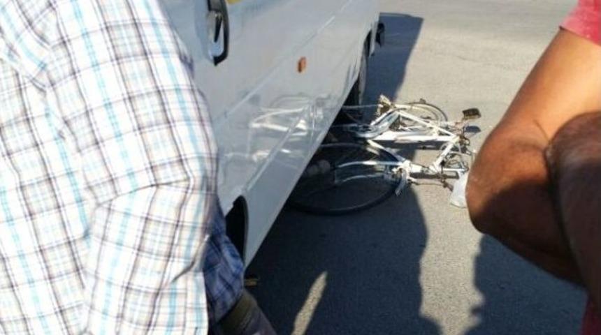 Servis Aracı Bisikletli S&uuml;r&uuml;c&uuml;ye &Ccedil;arptı