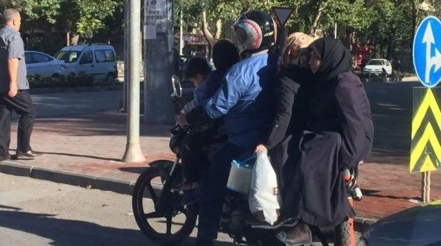 5 Kişilik Ailenin Motosikletteki Tehlikeli Yolculuğu