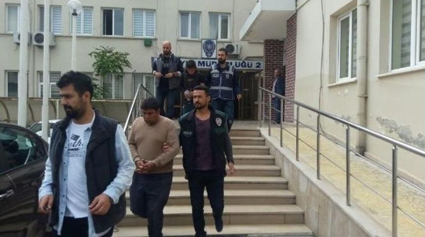 Polisin &Ccedil;evirdiği Otomobilden 15 Kilo Esrar &Ccedil;ıktı