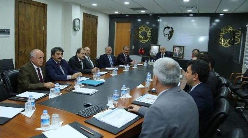 Vali Kam&ccedil;ı Başkanlığında &Uuml;niversitelerin G&uuml;venliğine Y&ouml;nelik Değerlendirme Toplantısı Yapıldı