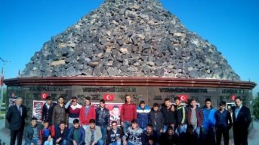 &Ccedil;ıraklık Eğitim Merkezi &Ouml;ğrencileri Şehitler Anıtını Ziyaret Etti