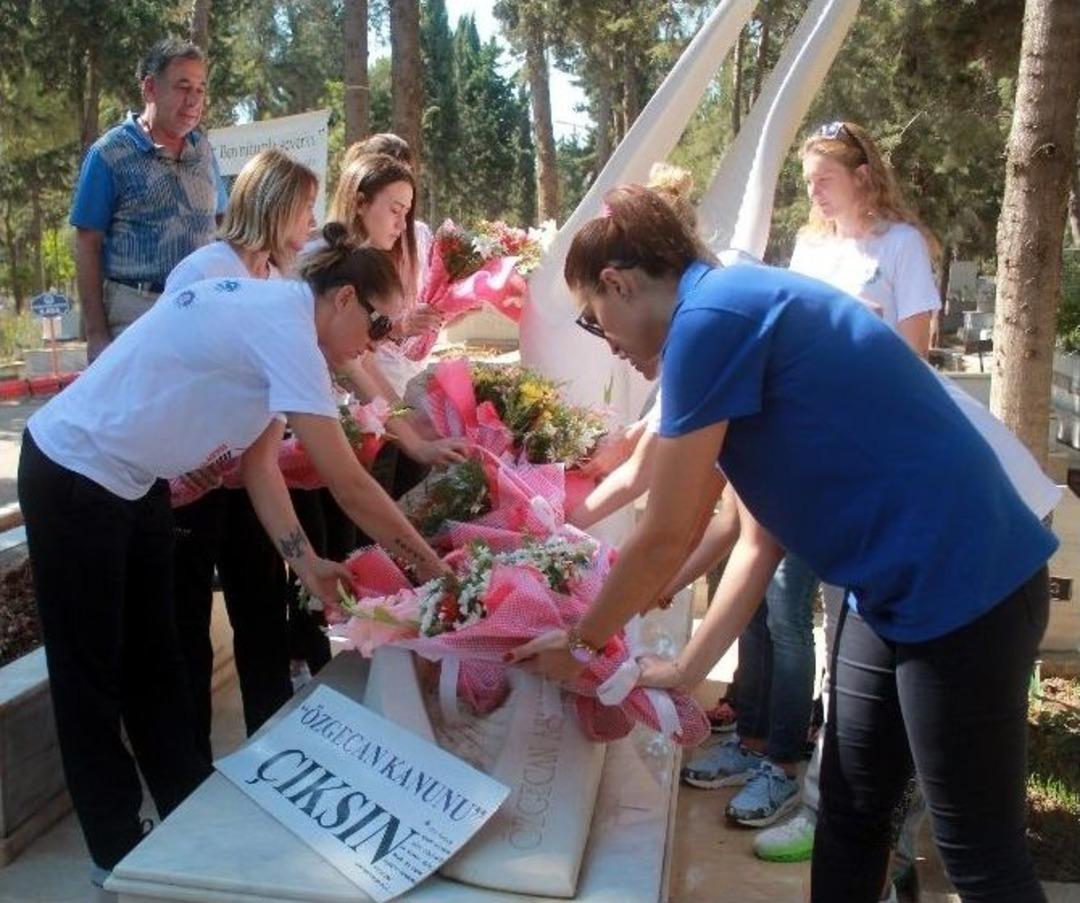 Kadın Basketbolcular &Ouml;zgecan&rsquo;ın Mezarında