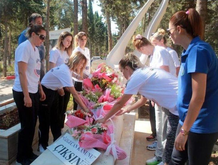 Kadın Basketbolcular Özgecan’ın Mezarında G1
