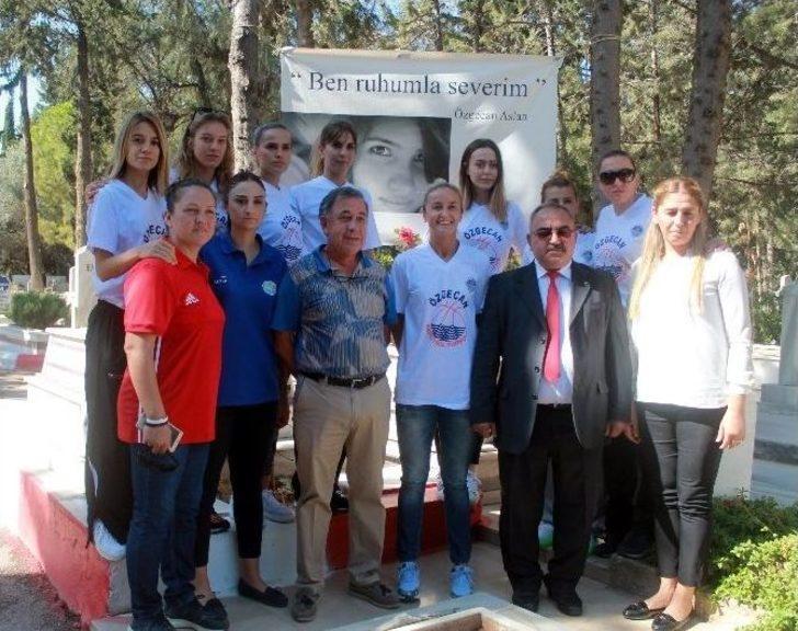 Kadın Basketbolcular Özgecan’ın Mezarında G3