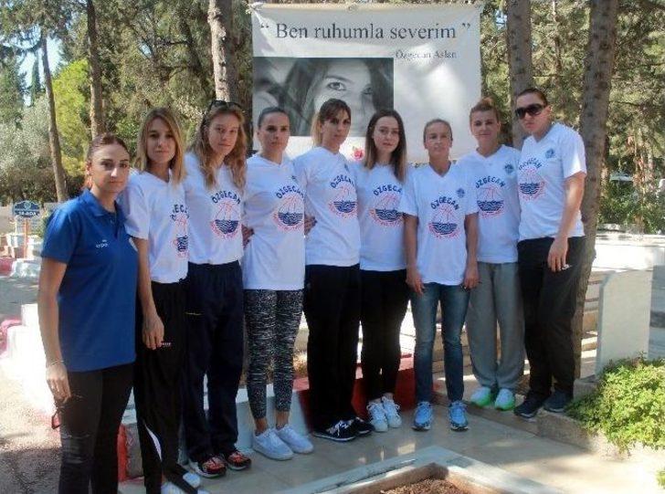Kadın Basketbolcular Özgecan’ın Mezarında G4