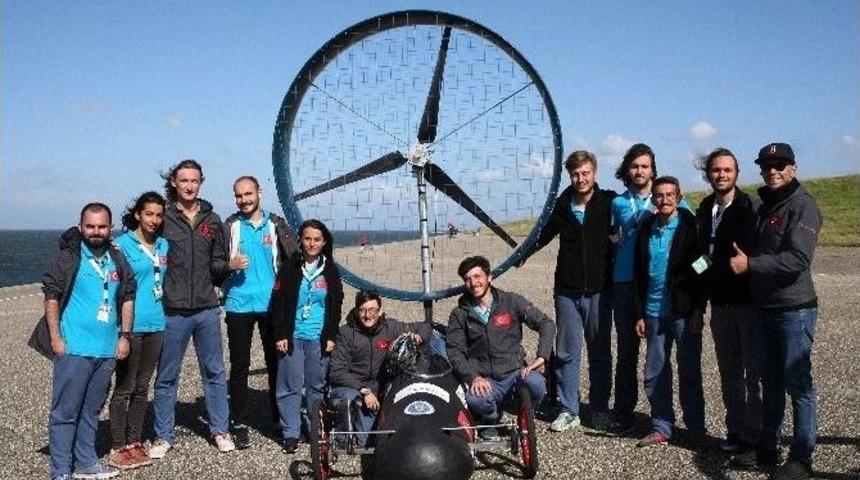 Yt&uuml;&rsquo;l&uuml; &Ouml;ğrenciler R&uuml;zgar Enerjisi Yarışları&rsquo;ndan Kupayla D&ouml;nd&uuml;