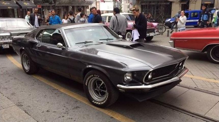 İstiklal Rengarenk Klasik Ara&ccedil;larla S&uuml;slendi