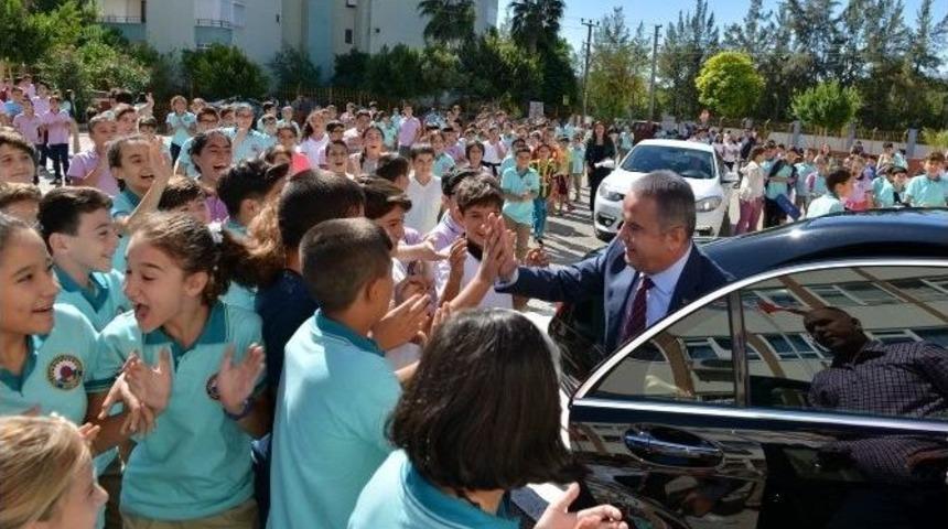 Başkan Böcek’ten İki Okula Birden Müjde