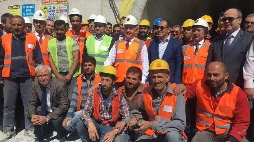 Bakan Arslan, İzmir&rsquo;le Manisa&rsquo;yı Yakınlaştıracak T&uuml;nel İ&ccedil;in Tarih Verdi