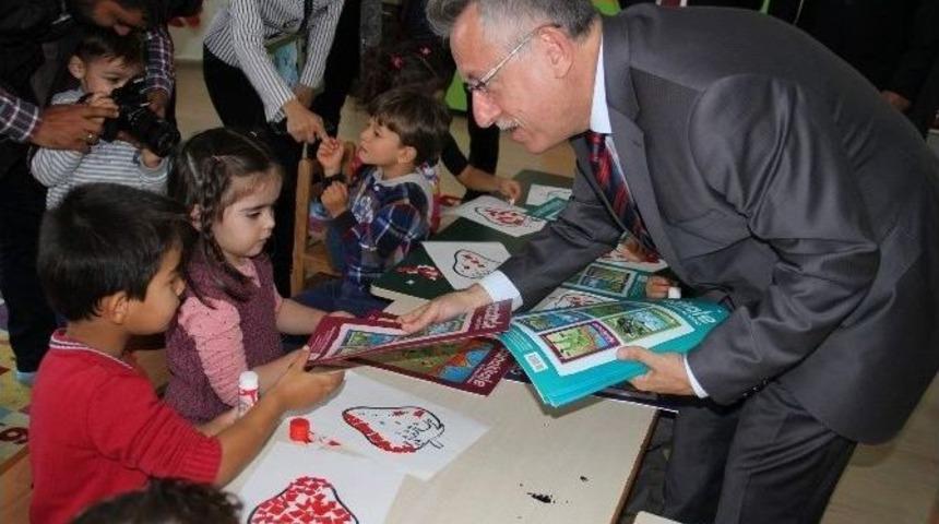 Yozgat Belediyesi Anaokulu &Ouml;ğrencilerine Boyama Kitabı Dağıttı