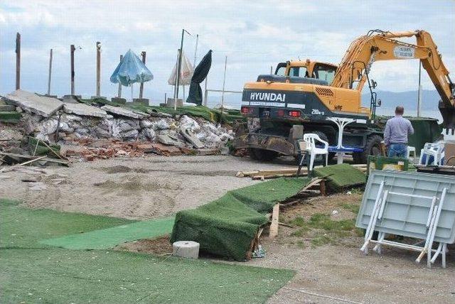 Mudanya Sahilindeki Kıyı Çizgisine Uygun Olmayan Kafe Ve Beachler Yıkıldı