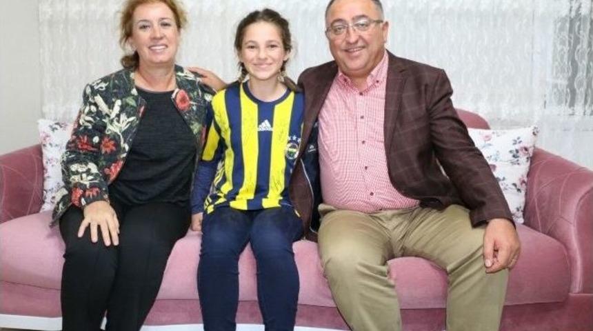 Fenerbah&ccedil;eli Oyuncuların İmzaladığı Forma Şehit Kızını Sevindirdi