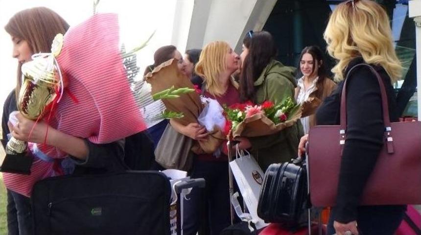 Kars-ardahan B&ouml;lge Barosu Temsilcileri Kazandıkları Kupa İle Kars&rsquo;a D&ouml;nd&uuml;