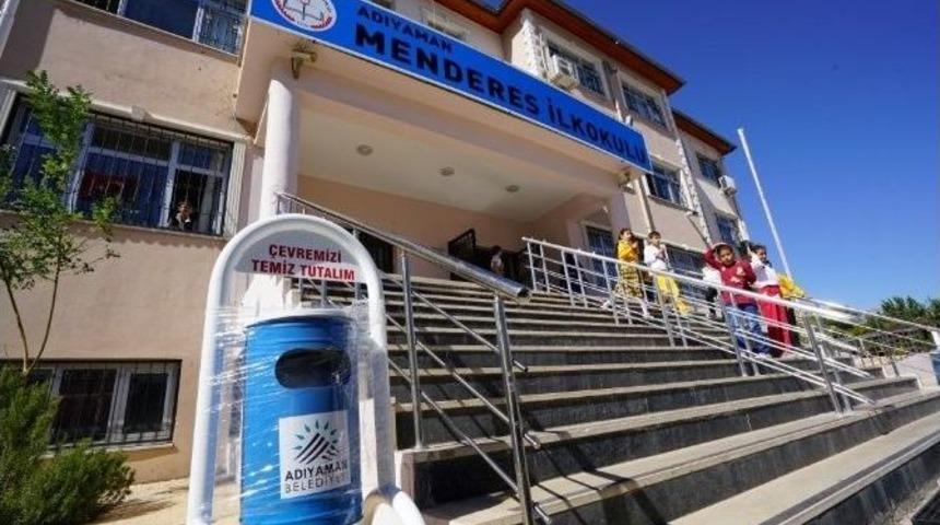 Adıyaman Belediyesi&rsquo;nden Okullara Bank Ve &Ccedil;&ouml;p Kovası