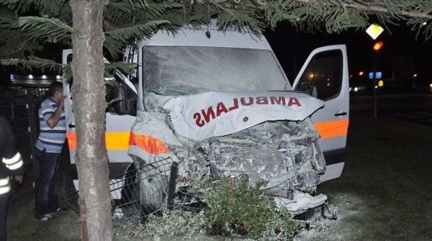 Antalya&rsquo;da Hasta Taşıyan Ambulans Kaza Yaptı: 7 Yaralı