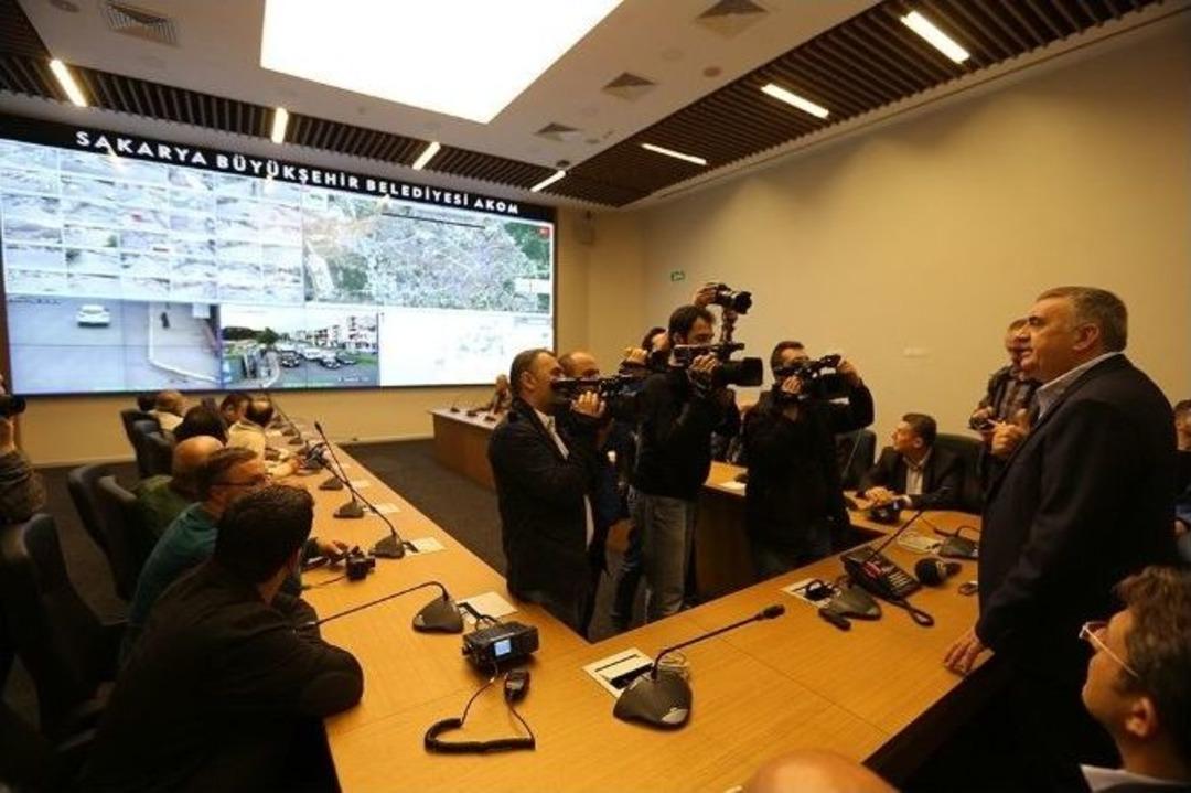 Başkan Zeki To&ccedil;oğlu Basın Mensuplarıyla Birlikte Hizmetleri Gezdi