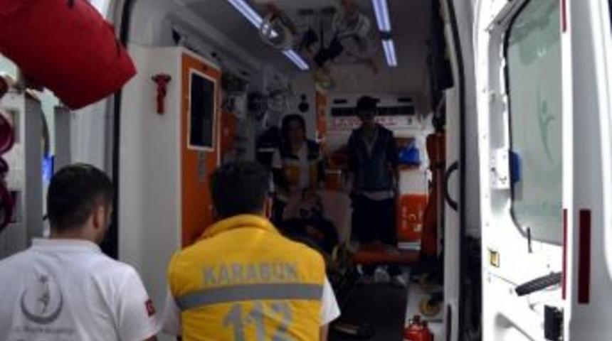 Karab&uuml;k&rsquo;te Trafik Kazası: 3 Yaralı