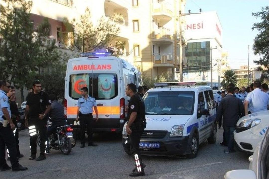 Şanlıurfa&rsquo;da Komşu Kavgası: 1&rsquo;i Polis 2 Kişi Yaralandı