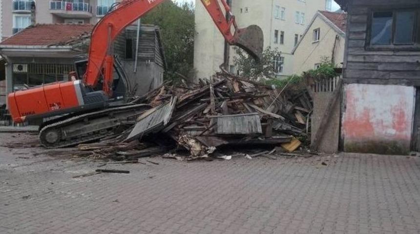 Ahşap Ev Belediye Ekiplerince Yıkıldı