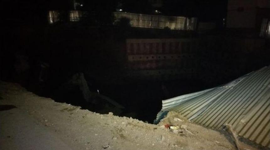 Başkent&rsquo;te Patlayan Su Borusu İnşaat Şantiyesinin &Ccedil;&ouml;kmesine Neden Oldu