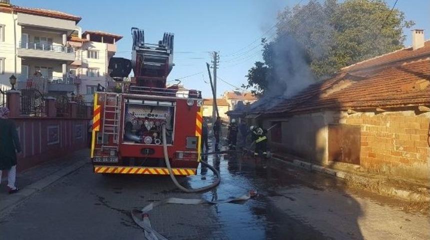 Depoda &Ccedil;ıkan Yangın Korkuttu