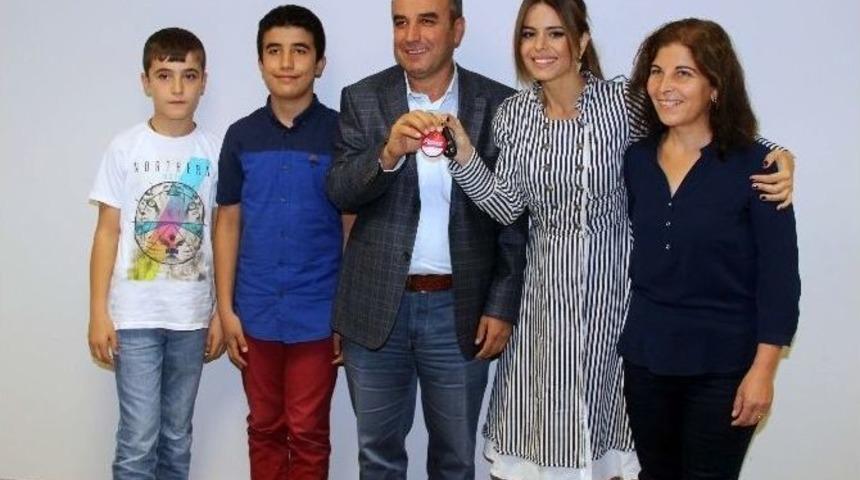 Gezmeye Geldiği Şanlıurfa&rsquo;da Otomobil Kazandı