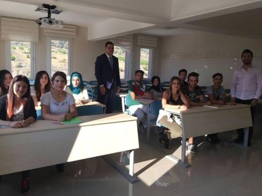 Kaymakam &Ouml;zt&uuml;rk Y&uuml;ksekokulda Ders Verdi