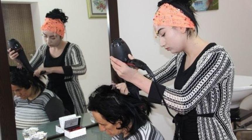 18 Yaşında Kasabanın Tek Kadın Esnafı Oldu