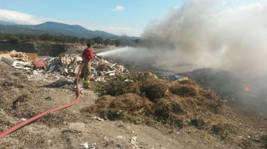 K&ouml;rfez&rsquo;de &Ccedil;&ouml;pler Hep Yanıyor, İtfaiye S&ouml;nd&uuml;r&uuml;yor