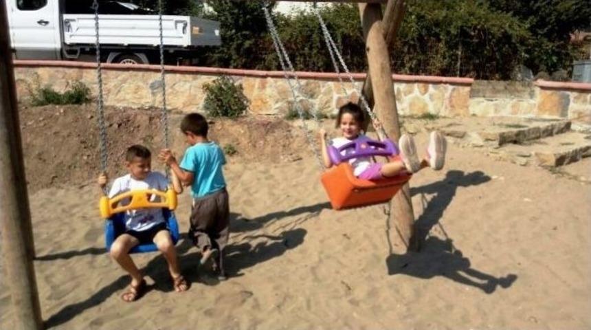 İzmit Belediyesi K&ouml;ylere Oyun Alanları Yapıyor