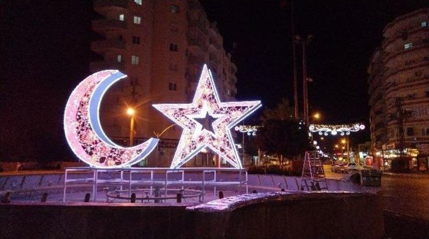 Tarsus Ay Yıldızlı Armat&uuml;rlerle S&uuml;sleniyor