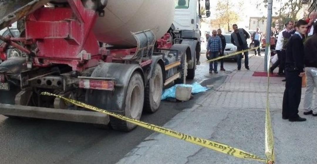 Beton Mikseri Altında Kalan Temizlik İş&ccedil;isi Hayatını Kaybetti