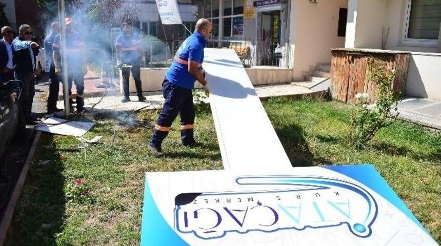 Fet&ouml;&rsquo;c&uuml; Okulların Reklam Panoları Kaldırılıyor