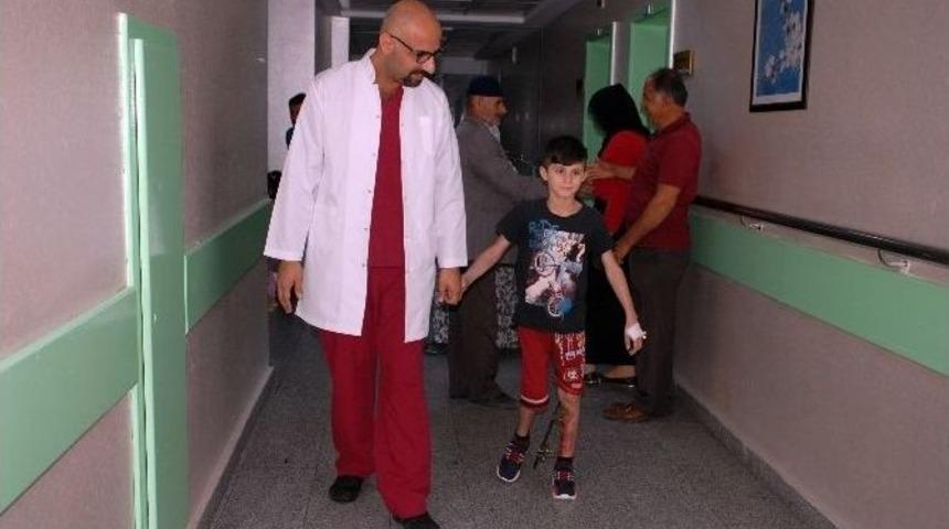 10 Yaşındaki &Ccedil;ocuğun Bacağı Kesilmekten Kurtarıldı