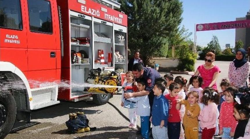 İtfaiyecilerden &Ouml;ğrencilere Yangın Eğitimi