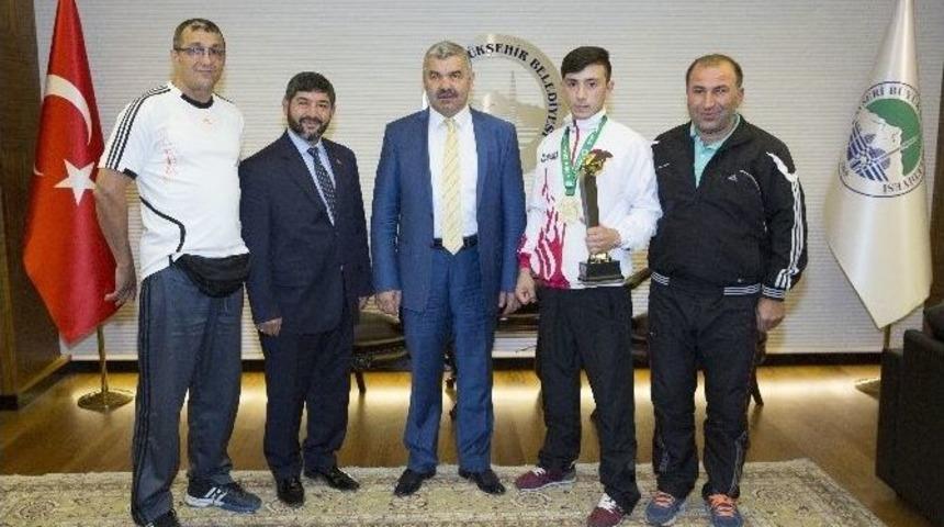 Başkan &Ccedil;elik&rsquo;ten Şampiyona &Ouml;d&uuml;l