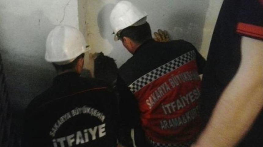 Duvar Arasına Sıkışan Kedi İtfaiye Ekiplerince Kurtarıldı