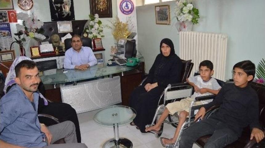 İ&ccedil; Savaşta Vurulan Suriyeli Muhammed&rsquo;e Tekerlekli Sandalye Yardımı