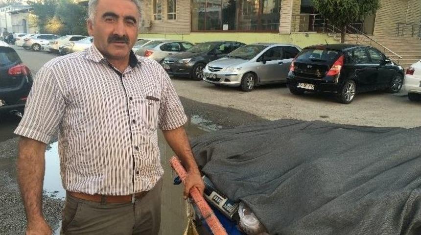 Sokaklarda Baharat Satarak İki &Ccedil;ocuğunu &Uuml;niversitede Okutuyor