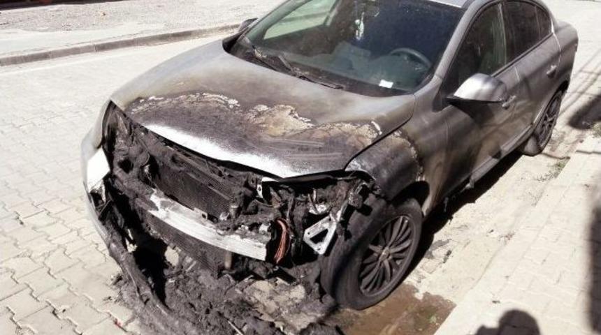 Tatvan&rsquo;da Bir Ara&ccedil; Kundaklandı