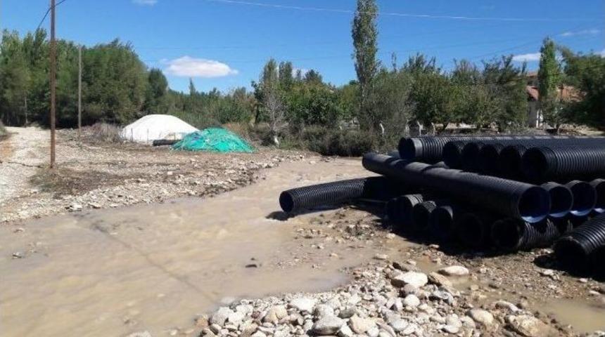 Yazıhan&rsquo;da Sulama Kanalı Taştı